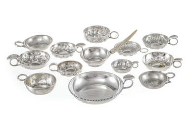 Ensemble de 12 tastevins en métal argenté et étain. A décor de cupules, perlettes, pièces de monnaie, diam. de 6 à 13,5 cm