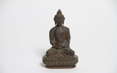 Extrême orient. Statuette de bouddha en alliage de bronze patiné. H 14 cm.