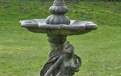 Fontaine de jardin Belle Epoque Bronze, patiné. Sur un socle rond profilé, en relief de...