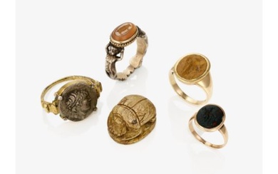 Four rings with antique silver coins / antique gems and a scarab - Silver coin: Ariarathes IV, 2nd