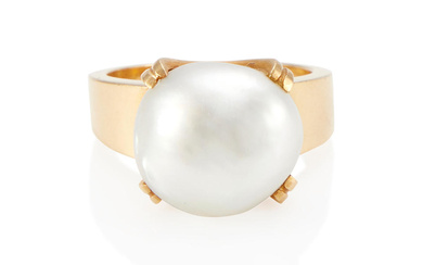 GUMPS: AN 18K GOLD AND CULTURED PEARL RING