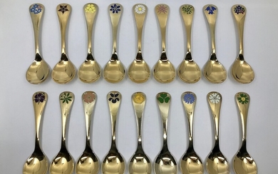 Georg Jensen: Set of 18 Georg Jensen gilt sterling silver Year Spoons, each with an enamel flower particular to that year. 1974–1990 and 1992. L. 15 cm. (18)