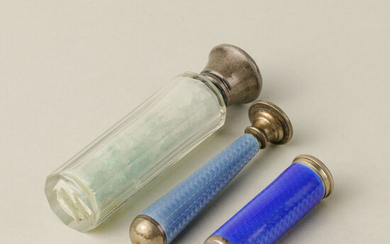 Gevarieerd lot van drie objecten in zilver en email: lippenstift, geurflesje en zegel.