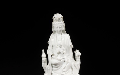 Grande Guanyin en porcelaine blanc de Chine,... - Lot 16 - Ader