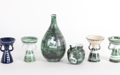 Gudrun Wittke-Baudisch, vier "Salzweiberl", eine Vase und ein Kännchen mit Pferdeornamentik, Keramik Hallstatt