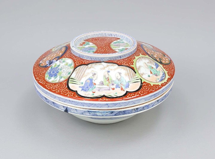 Imari lidded bowl, Japan, late 19th century, decoration...