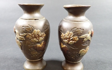 JAPON : Paire de petits vases en bronze à décor en relief de branches fleuries...