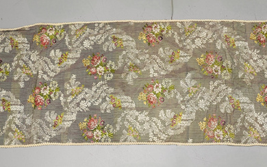 LOUIS XVI STYLE TABLE RUNNER, 18TH CENTURY PERIOD, WITH GARLAND OF FLOWERS AND BOUQUETS.