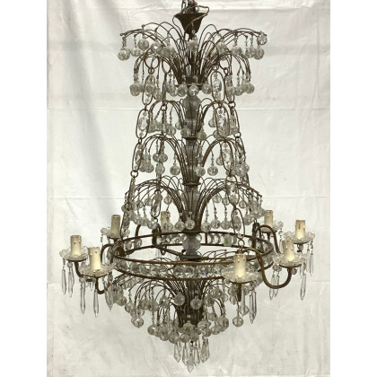 Lampadario in metallo dorato ad otto luci decorato con pendenti e rosette in vetro molato (difetti e mancanze)