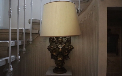 Lampe en bois sculpté. Hauteur : 54 cm