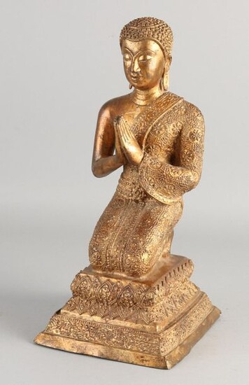 Large gilt Chinese bronze Buddha. Size: 31cm. In good condition.