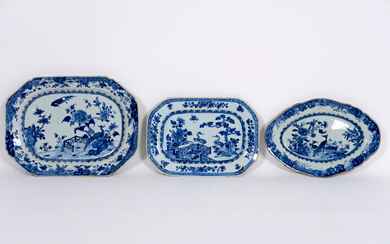 Lot (3) of an oval and two octogonal eighteenth century Chinese porcelain dishes with blue and white decor, one with cranes - widths from 30 to 35 cm ||an oval and two octogonal 18th Cent. Chinese dishes in porcelain with blue-white decor, one with...