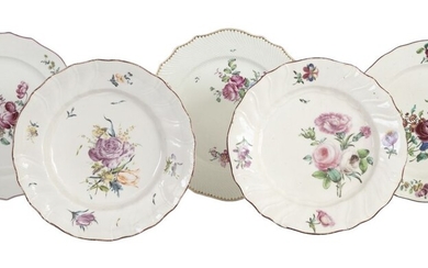 Lot de cinq assiettes en porcelaine polychrome de Tournai à décor floral Travail du XVIIIe...