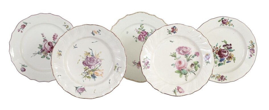 Lot de cinq assiettes en porcelaine polychrome de Tournai à décor floral Travail du XVIIIe...