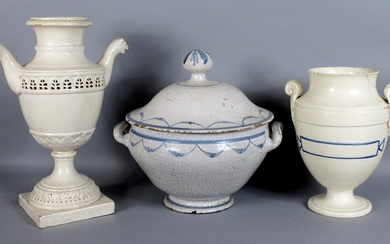 Lotto composto da due vasi ed una zuppiera in ceramica di epoche diverse, altezza max. 33,5 cm, (difetti).