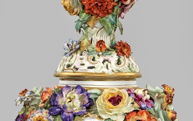 Magnifique vase pot-pourri avec scène de berger et décor floral d'après le modèle de Meissen....