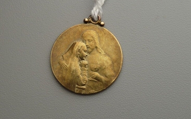 Médaille "Souvenir de première communion" en or jaune 18K (750/oo), le dos gravé et daté...