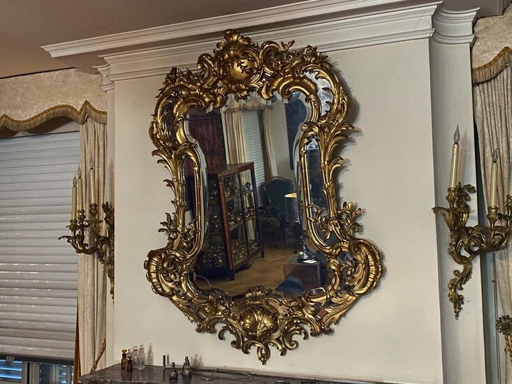 Mirror with glazing beads, in a molded and gilded wood...