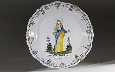 NEVERS Assiette en faïence au bord contourné à décor polychrome patronymique représentant une sainte Anne...