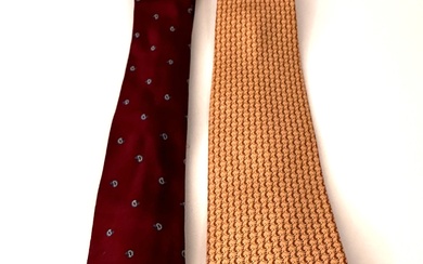 PIERRE CARDIN Ensemble de 2 cravates, griffées Pierre Cardin, une en soie à décor d’ancre...