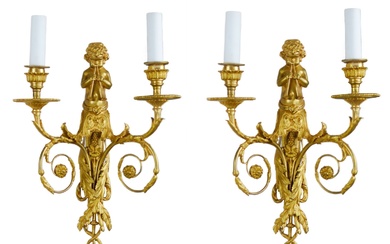 Paire dappliques françaises en bronze doré à deux bougies chacune, de style Louis XVI. Ils...