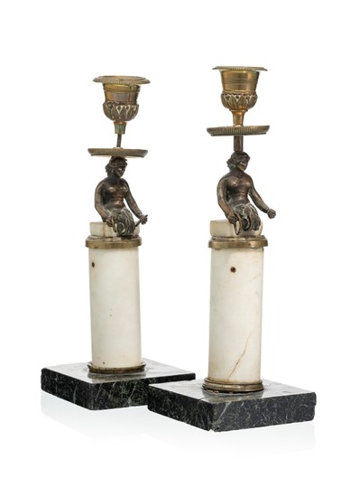 Paire de candélabres d'époque Napoléon III, à décor de naïades en bronze patiné reposant sur une colonne en marbre, h. 24 cm (manques