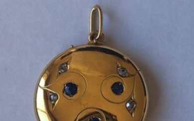 Pendentif en or jaune réhaussé d'un décor guilloché serti de 3 saphirs ronds et de 6 diamants taille rose