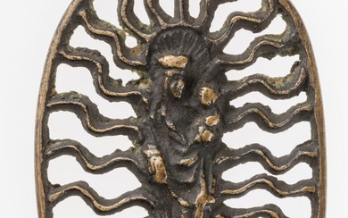 Petit MEDAILLON en bronze ajouré à décor d'une Vierge à l'Enfant, à croissant de lune...
