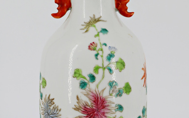 Piccolo vaso in porcellana Famiglia Rosa a motivi floreali con prese in forma pipistrello Cina, secolo XX (h cm 22,5)(lievi…