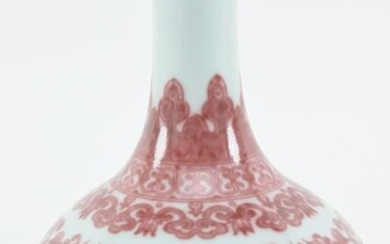 Porcelain vase. China. Early 20th century. Bottle form.