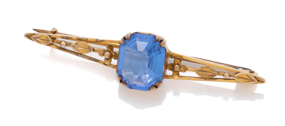 Pretty 9ct Yellow Gold Brooch with Blue Stone L:5.5cm W:...