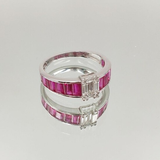 RING white gold band (750‰) centered with brilliant-cut and baguette-cut diamonds, shouldered with calibrated falling rubies. Finger: 54-55. Gross weight: 2.7 g.