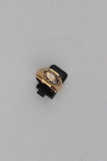 RING with gadroon ring in 750°/00 yellow gold set with small diamonds. Gross weight: 8.3g