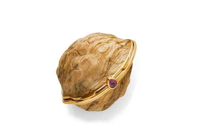 ROCK, PINK SAPPHIRE AND GOLD PILL BOX.