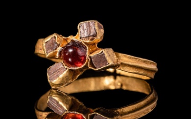 ROMAN GOLD RING WITH CABOCHON AND FOUR STONES