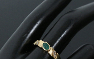 Ring with faceted emerald and diamonds, 750 yellow gold.
