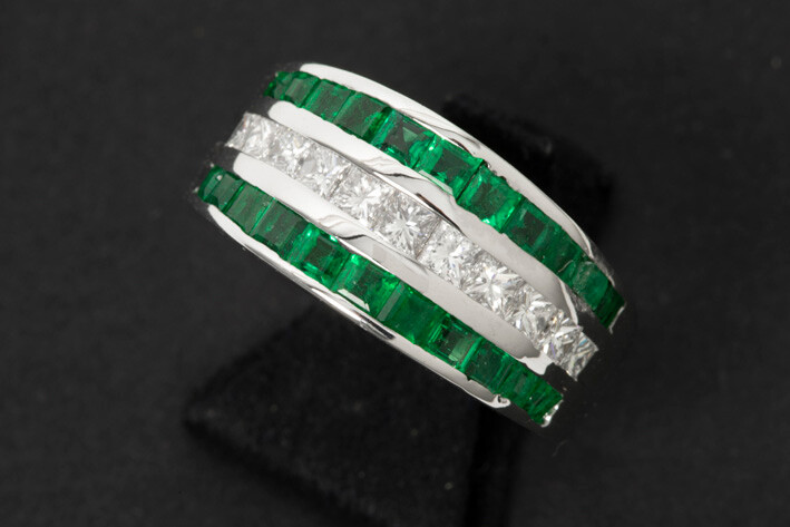 Ring with strap model in white gold (18 carat) with a central row of emerald with on both sides a row of brilliant - in total : 1,56 carat emerald and 0,81 carat blue white (F) quality brilliant (Vvs1) in princess cut with certificate of Slaets - Antwer