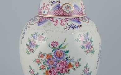 Samson, France, large porcelain lid bojan in oriental style. Hand painted with floral motifs in many