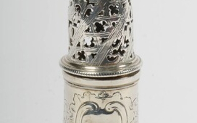 Saupoudroir en argent à décor en "Rocaille" aux poinçons de Londres datés 1763 (?). Orfèvre...