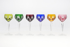 Set of six glasses in carved Bohemia crystal folded in coluors, second third of the 20th Century.