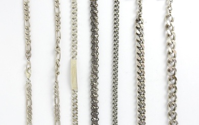 Six BIJOUX en métal argenté comprenant quatre bracelets à mailles, une gourmette et un collier...