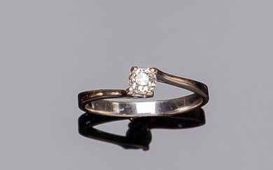Solitaire ring in yellow gold with an old brilliant...
