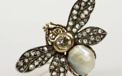 Spilla a forma di Ape in oro 18 kt e argento con diamanti e perla ovale, peso gr. 13,4, cm 4,5x2,8