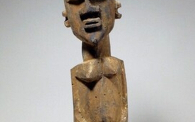 Statuette Lobi (Burkina faso) Personnage debout sur ses jambes fléchies, les bras le long du...