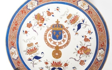 Style de la Compagnie des Indes Grand plat rond en porcelaine à décor bleu, rouge...