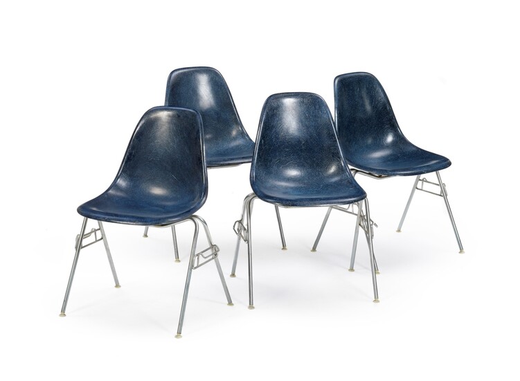 Suite de 4 chaises DSS par Charles (1907-1978) et Ray (1912-1989) Eames, édition Herman Miller, à coque bleu marine, modèle créé en 195