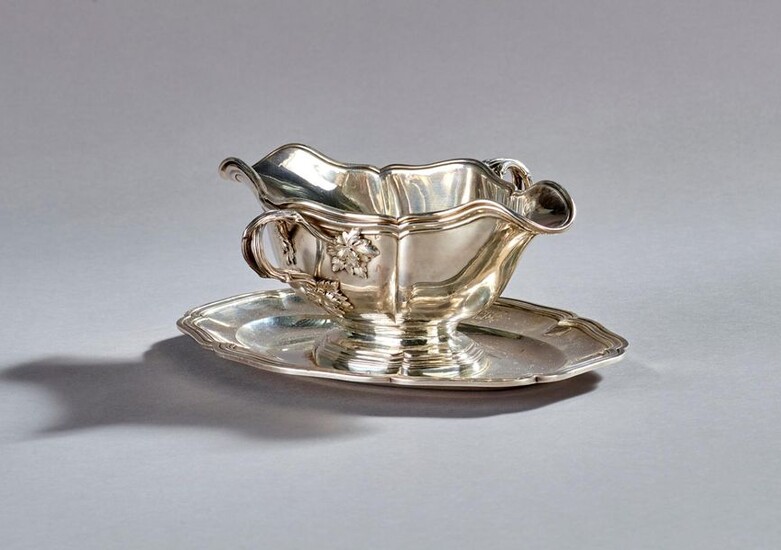 THOREL - Sauceboat and its interior in moulded silver with decoration on the handles of foliage.