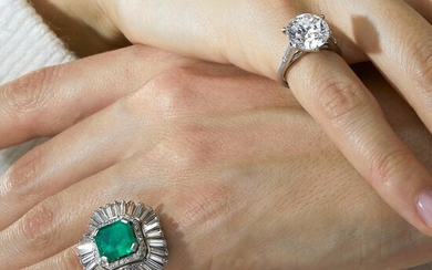 TRAVAIL FRANCAIS - ANNEES 1960 BAGUE JUPE EMERAUDE An emerald, diamond and platinum ring, circa 1960. French assay marks. Gross weig...