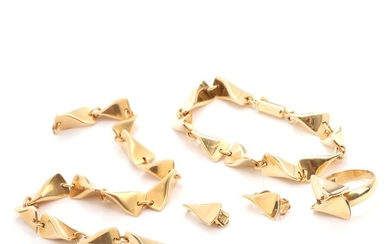 Tove & Edvard Kindt-Larsen: An 18k gold bracelet, ear clips, ring and 13 extra links. Georg Jensen. Bracelet L. 19.5 cm. Ring size 51. (5)