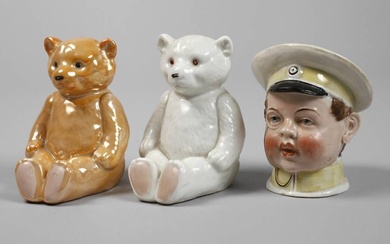 Trois tirelires figuratives 1ère moitié du 20e siècle, non marquées, porcelaine avec peinture polychrome sur...